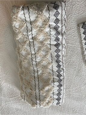 Ink+Ivy Ivory Textured Tufted Chenille Full/Queen Duvet Cover with Geometric